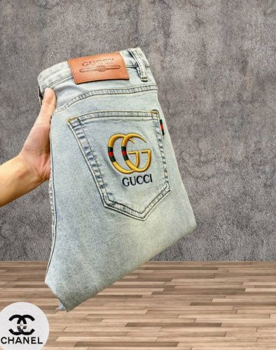 gucci 春夏最新品牛仔裤出入专卖店无压力 专柜热销款 品味与价值共享 身穿着非常舒适 低调不失奢华 穿出去非常有档次,裤型款式和裁剪亦无需多言 上身精致跃然