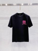 巴黎世家 2025早春新款男女同款短袖T恤，！定制专属纯棉面料，定制原版工艺螺纹，胸前重工字母Logo工艺设计！简约大方，从容百搭，档次极高，完美融入时尚还有风