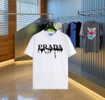 Prada~普拉达 2025新款高品质圆领短袖T恤 定制定染,手感非常舒服 超级百搭好看的一款短袖 三标齐全 非市场普通版本 随意对比 品质绝对保证！ 首先这款