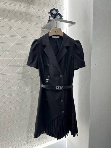 dio*2025新品上架 腰带压褶西装连衣裙 定制Yb进口醋酸材质 质感光泽 垂顺舒适 翻领公主泡泡袖连衣裙剪裁 通体素色利用剪裁和细节提升精致度 双排扣立体裁