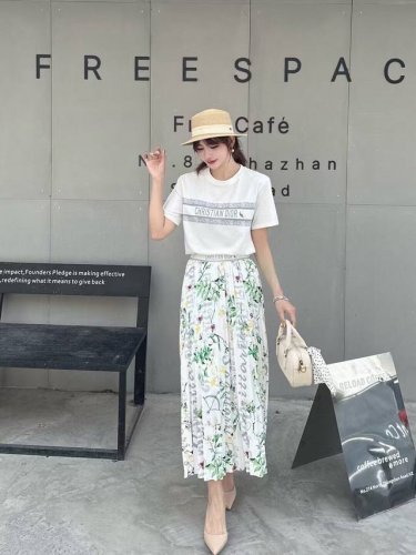 套装Dior灰色字母Logo印花短袖T恤花卉印花百褶半身裙 套装 两件套 配色绝绝子超级好看的花朵印花 颜色靓丽好看 一套上身超级好看也可以单穿爆款必入 码数