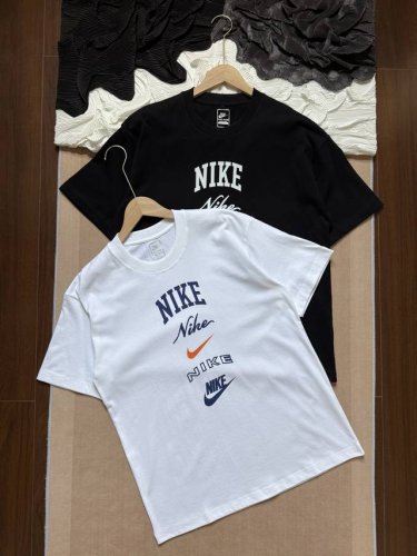nike耐克 多Logo印花 圆领短袖T恤 男女同款 -面料采用260G纯棉面料，达到透而不露的黄金平衡点，完美规避透视尴尬，成衣尺寸稳定，多次机洗仍能保持初始