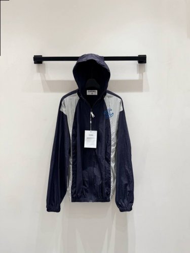 上新25Ss Cc新款拼色防晒外套 连帽搭配加高领口设计全方位防晒 舒适透气 低饱和度色彩 柔和舒适 适合夏季 穿搭 Oversize 版型 宽松舒适不挑身材