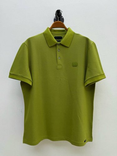 tf 经典徽标装饰polo衫 代工厂p出品 春夏系列 胸口采用同色系 哑光工艺呈现品牌极简徽标 避免浮夸却暗藏玄机 下摆处的 Tf 字母织带 点明品牌身份的同时