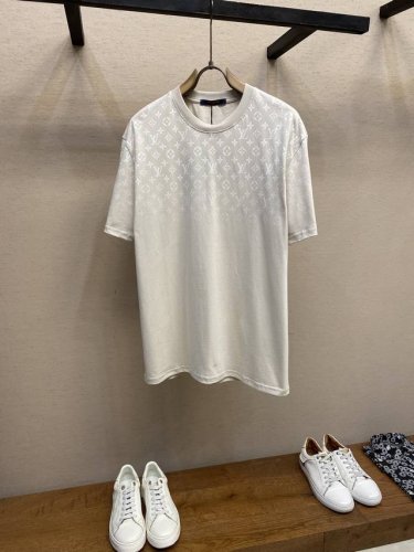1V、渐变提花短袖T恤，25新品，本款 T 恤取材轻盈棉质针织，展现渐变 Monogram 图案从肩部向下消散之景，为休闲造型注入品牌巧思。标准版型，Monog