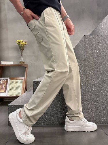 Miumiu 2025早春新款。进口面料款式简约百搭款，不挑人穿，细节感十足！但也不会显得过于高调。上身帅气有型，腔调十足。腰头的做工，整体的剪裁，上身效果都无