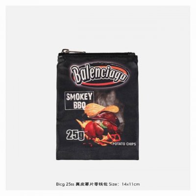 balenciaga 巴黎世家 25Ss 真皮薯片零钱包 以薯片包装为灵感 褶皱纹理搭配日常常用配色 复刻了零食袋的轻薄造型 采用进口头层牛皮革材质制作 内部为