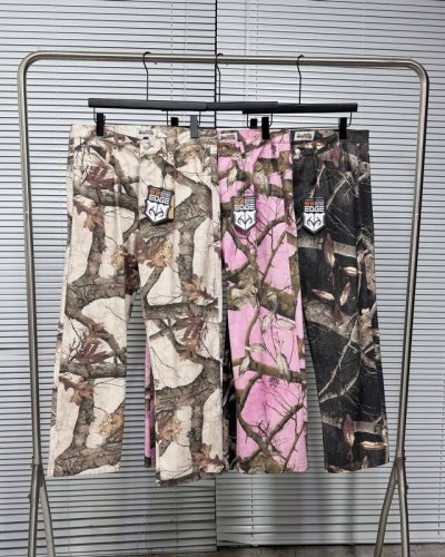 顶级版本 Stussy Fw24斯图西王嘉尔同款休闲满印粉色枫叶树枝高腰直筒牛仔裤长裤 男女同款 StüSsy的作品深受冲浪文化和沙滩服饰的影响，并在之后成为了