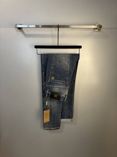 Burberry 巴宝莉 男士丹宁牛仔裤，官宣画册海报穿搭款！ 客供高级进口的丹宁原色面料，特选日本冈山纯正13Oz 盎司牛仔布料，重磅环保植物酵素水洗工艺，肌