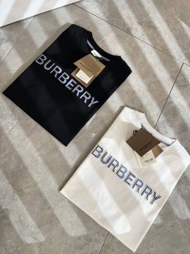 Burber*Y巴*莉2025春夏新品短袖T恤，重磅来袭，最近比较火热的环保纯棉面料制作而成，高端户外运动休闲系列，非常火热运动风潮！Bur最新研发的特殊材质，