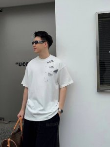 普拉达 新款字母印花双层重工短袖T桖 字母图案不管是T桖还是卫衣都是每年的爆款单品 前幅大面积印花采用大康丽数码印花机直喷 成本极高 经过多次的调试打版图案色差