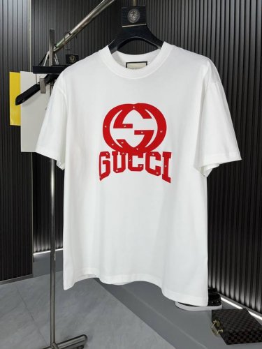 P210 古奇：2025春夏新品上市时尚印花圆领短袖时尚单品设计，更加时尚舒适，高标准定制，上身非常有型，人工烫印工艺， 客供辅料，客供进口240克纯棉面料质感
