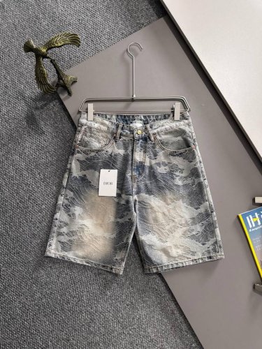 迪奥2025夏季新品牛仔裤牛仔短裤，采用进口客供日本Denim平纹棉质牛仔面料梭织生产，三标齐全，顶尖的石磨水洗工艺让质感达到80年代的老味，柔软细腻舒适透气，