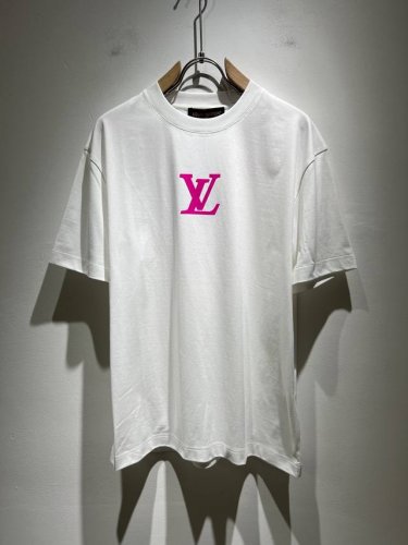 Louisvuitt*路易*登 2025春夏全新系列单品上线 非常时髦前卫的一款男女同款短袖T恤 标识Logo图案压绒修饰 区别于以往的不同 宣示品牌传承多年的