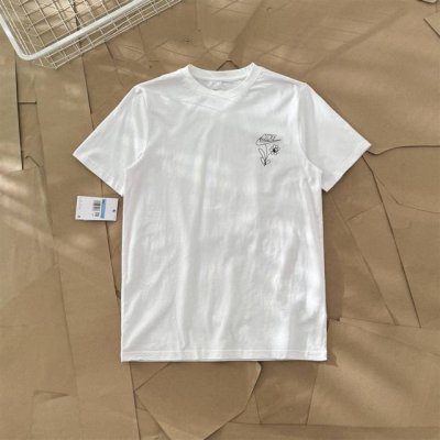 nike耐克Sportswear Sportswear 情侣款T恤 Dm2189 采用厚实针织面料，结合宽松版型。 胸部花卉 Futura 标志由水性油墨印制下