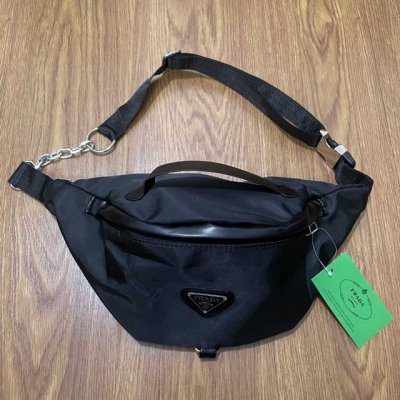 prada普拉达三角金属徽标单肩包斜挎包腰包 颜色：黑色 尺寸：38X18X14Cm 014