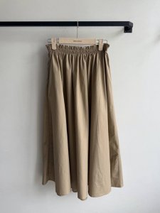 Miumi*2025新品松紧高腰伞裙 定制Yb进口斜纹稠材质 质感光泽 垂顺舒适 高腰伞裙版型 弹力贴身收腰更显曲线美 下摆字母徽标点亮细节 更添甜美高雅质感