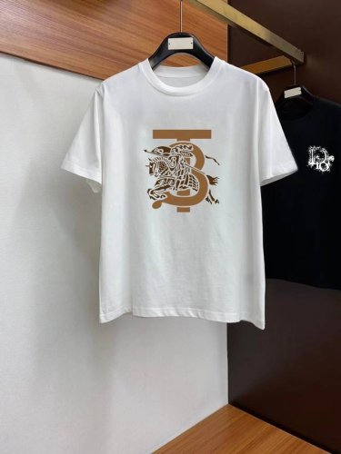 巴宝莉# 2025春夏新款首发专柜最新款短袖圆领T恤 高端订制 设计前卫时尚 品牌Logo重工艺设计 高端定制260克面料.手感柔软.穿着舒适.专柜级别精致车线