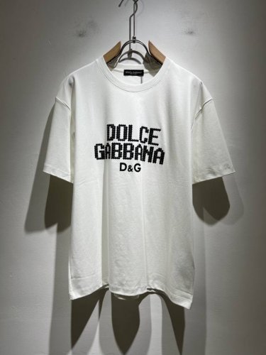 Dolce&Gabba*A 杜嘉*纳2025春夏新款男女同款短袖T恤 专柜同步发售 定制专属纯棉面料 胸前字母Logo图案压胶工艺设计 简约大方 从容百搭 档次