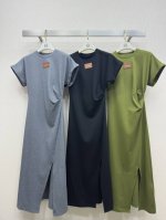 25Ss Miumi *圆领褶皱连衣裙 日常通勤皆可 胸前贴标字母设计 可减龄可优雅 减龄百搭 侧边腰部褶皱设计 简直就是藏肉显瘦 上身又青春又优雅 三色Sml