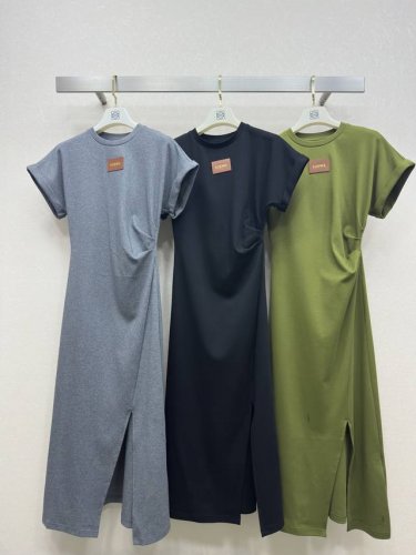 25Ss Miumi *圆领褶皱连衣裙 日常通勤皆可 胸前贴标字母设计 可减龄可优雅 减龄百搭 侧边腰部褶皱设计 简直就是藏肉显瘦 上身又青春又优雅 三色Sml