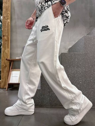 lv 2025夏季新款铜氨丝莫代尔空气层休闲卫裤，裤身上刺绣标志性品牌标识，客供定制品牌刻印五金配件，彰显品牌格调，100%进口面料精心打造，柔软舒适透气，时尚