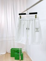lv 2025春夏新款男士休闲短裤 高端货简洁时尚大方 定制原版进口面料 简洁利落又清爽 品质做工细节经得起任何形式检验简约大方百搭款 上身优雅帅气，焕然一新的
