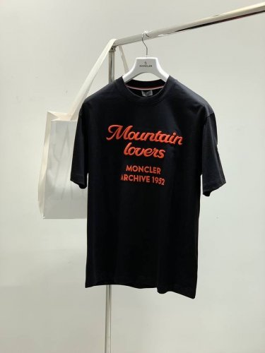Moncler 蒙口 2025夏季最新品 专柜同步有售 原单狠货 时尚休闲圆领短袖T恤 上身舒适 吸睛而有亮点 采用进口原版面料 顶级刺绣工艺字母图案Logo