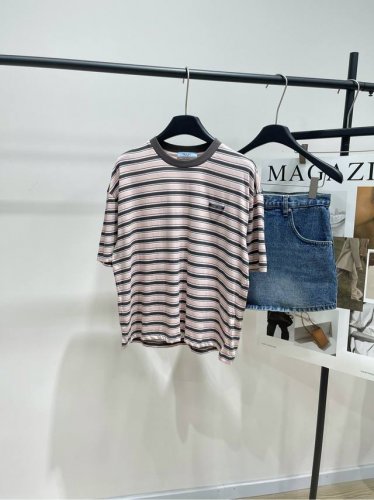 粉棕条纹圆领短袖T ，面料：棉+氨纶 颜色：粉棕条纹 prad* 25Ss春夏新款 撞色条纹微标宽松版短袖T恤丨 高版出品！ 简约闲适糅合复古摩登氛围 精密平纹