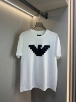 emporio Armani25Ss短袖T恤 甄选软糯亲肤的全棉面料制成，标准版圆领短袖裁剪，更适合日常穿着。简约不失设计感， 领圈0.3Cm边线