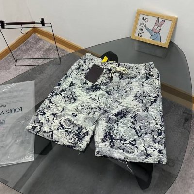 Louis Vuitton 路易威登Lv做旧破坏花卉玫瑰提花重工水洗流苏牛仔短裤 满满的设计感，是驴家本年度最有诚意的一款牛仔外套，流苏毛线下隐藏暗纹满印Log
