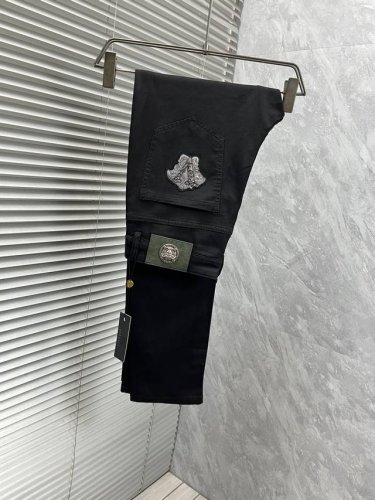范思‘’2025春季新款休闲牛仔裤，高端定制系列。进口高密度定制纯棉单宁面料：舒适柔软亲肤，笔挺不易起皱，原版五金。实物拍摄简单明了，超级百搭上身效果超级棒时尚