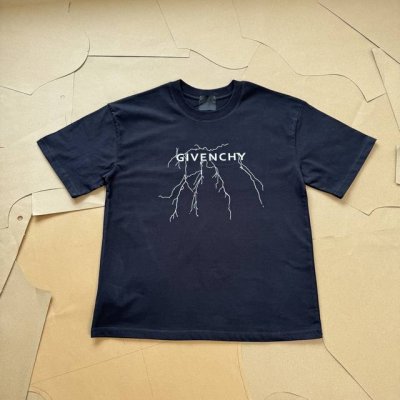 Givenchy纪梵希 Fw23 字母闪电印花圆领直筒短袖T恤 不得不说Gvc家的衣服设计真的很棒 图案很有艺术感 这款T简直太酷了 好看又简约 绝绝子 小红书