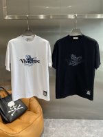 西太后家 Vivienne T恤超有范 复古又高级的色调，很显气质 宽松的版型，不挑身材，穿着舒适又自在。胸前的品牌字母和图案设计，个性又时尚，细节满满。面料柔