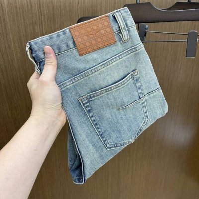 Cd Ss春夏爆款新品 秋冬牛仔裤柔软亲肤面料 重工定位洗水 专柜限量款 奢华感订制头层皮铭牌 工艺+洗水外贸品质感细节处理满满到位 这颜色绝对爱了爱了专柜秋冬