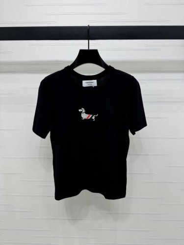 上新原单高端品质 Thom Brown* 2025春夏最新系列！小狗圆领针织短袖！定制羊毛针织材质 舒适柔软 质感十足 通体素色打底配合小狗图案装饰 可爱减龄
