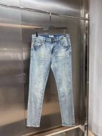 蒙口 原单牛仔裤 2025新品，原版牛仔裤 原版重工打造，品牌经典Logo设计，三标齐全！原版五金辅料。专柜定制牛仔面料，完全对版专柜，欢迎专柜试穿后再购买，好