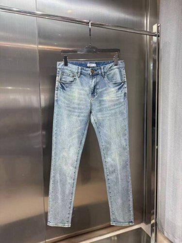 蒙口 原单牛仔裤 2025新品，原版牛仔裤 原版重工打造，品牌经典Logo设计，三标齐全！原版五金辅料。专柜定制牛仔面料，完全对版专柜，欢迎专柜试穿后再购买，好