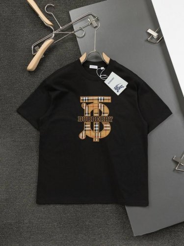 Bbr 新款独家限定 巴宝莉 战马Tb标格纹贴布字母刺绣精美工艺 320克洗水面料T恤作为奢侈界的龙头，B家可谓是当之无愧了，而今天要说的这件作品，首先映入眼帘