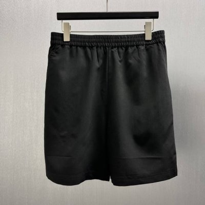 lu 泡泡纱压印暗纹短裤 Size S-Xl 本款短裤为华美丝棉混纺泡泡纱压印全幅Minimonogram图案，以愜意格调点亮炎炎夏日。可搭配同款村衫，于昼