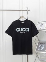 Gucci 古驰25Ss春夏新品印花圆领短袖T恤， 正面采用品牌标志性“Gucci”的立体字母，光泽与哑光肌理交织，这件Gucci系列T恤用经典双G Logo出