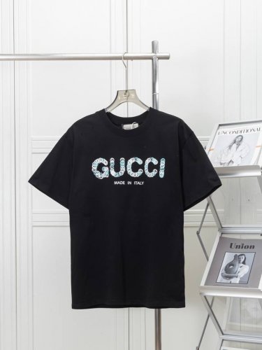 Gucci 古驰25Ss春夏新品印花圆领短袖T恤， 正面采用品牌标志性“Gucci”的立体字母，光泽与哑光肌理交织，这件Gucci系列T恤用经典双G Logo出