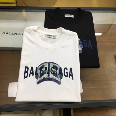 新品潮牌 Blca... 2025新款潮牌短袖T恤 版型微阔 意大利时尚界的宠儿！ 男士短袖！材质用料讲究的同时 整体的设计颇具时尚感 今天推荐他家百搭经典款