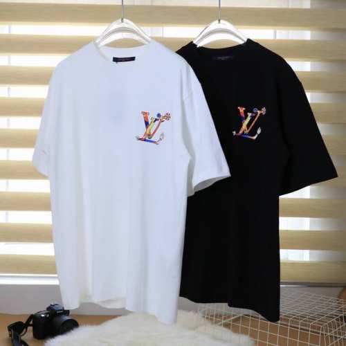 Lv新款短袖经典Logo碰撞潮流艺术，瞬间点燃时尚火花。 白T上，多彩笔触勾勒出Lv标识，搭配俏皮小花与手势，趣味横生；黑T中，精致小Logo低调又不失格调。