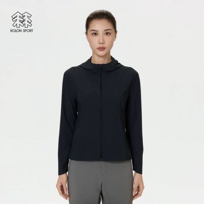 细节 ，可隆女款防晒衣Kolon Sport Upf90+女款弹力轻薄夹克春夏防晒夹克外套 大身采用华夫格肌理感的原纱线面料，具有Upf90+防晒及透湿功能结合