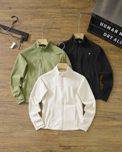 女士修身拉链连立领修身小外套内搭中间层Lululemon丨Lw3Ig5S 这是个短款修身立领 薄外套它的内里是一个薄绒的外套 修身版型。即使里面穿的再厚，也不会