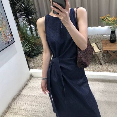 不规则无袖削肩收腰系带莱赛尔牛仔背心连衣裙 韩系无袖连衣裙 腰间不规则系带设计 展现法式浪漫气质 收腰显瘦剪裁 轻松驾驭各种场合 让你夏日风采尽显 Smlxl