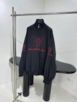 新品城市系列Lion Club冲锋衣外套 科技府绸面料 正面和侧边红色Lion Club艺术作品刺绣 双拉链头 水洗褪色效果 宽松版型 男女同款 ：黑 ： Sm