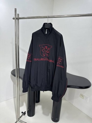 新品城市系列Lion Club冲锋衣外套 科技府绸面料 正面和侧边红色Lion Club艺术作品刺绣 双拉链头 水洗褪色效果 宽松版型 男女同款 ：黑 ： Sm