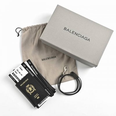 balenciaga 巴黎世家护照包飞机票钱夹包 背带可拆斜 挎肩带拉链开合 哑光纹理牛皮革 可斜挎 可挂脖 可玩性高 手机 充电宝 口红等小杂物都可完美收纳